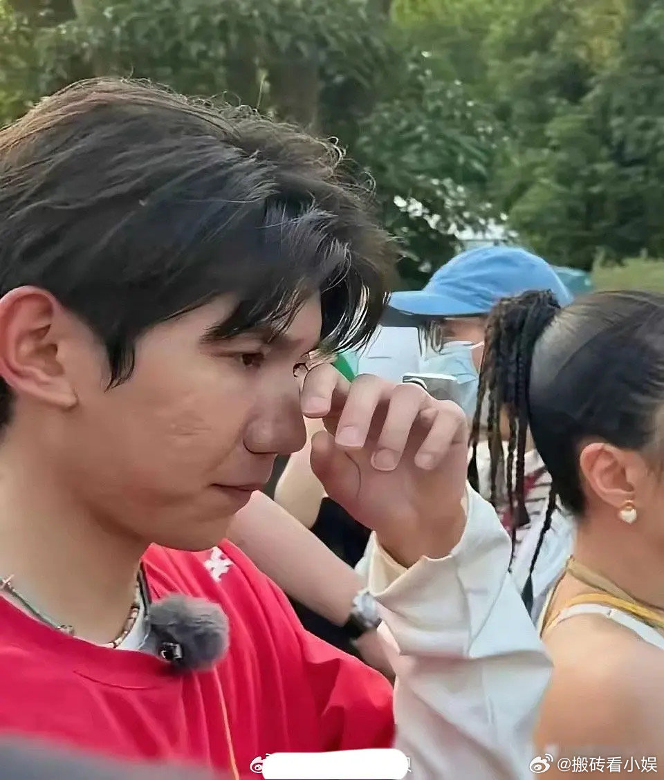 王源皮肤怎么坑坑洼洼的？少抽点🚬吧 