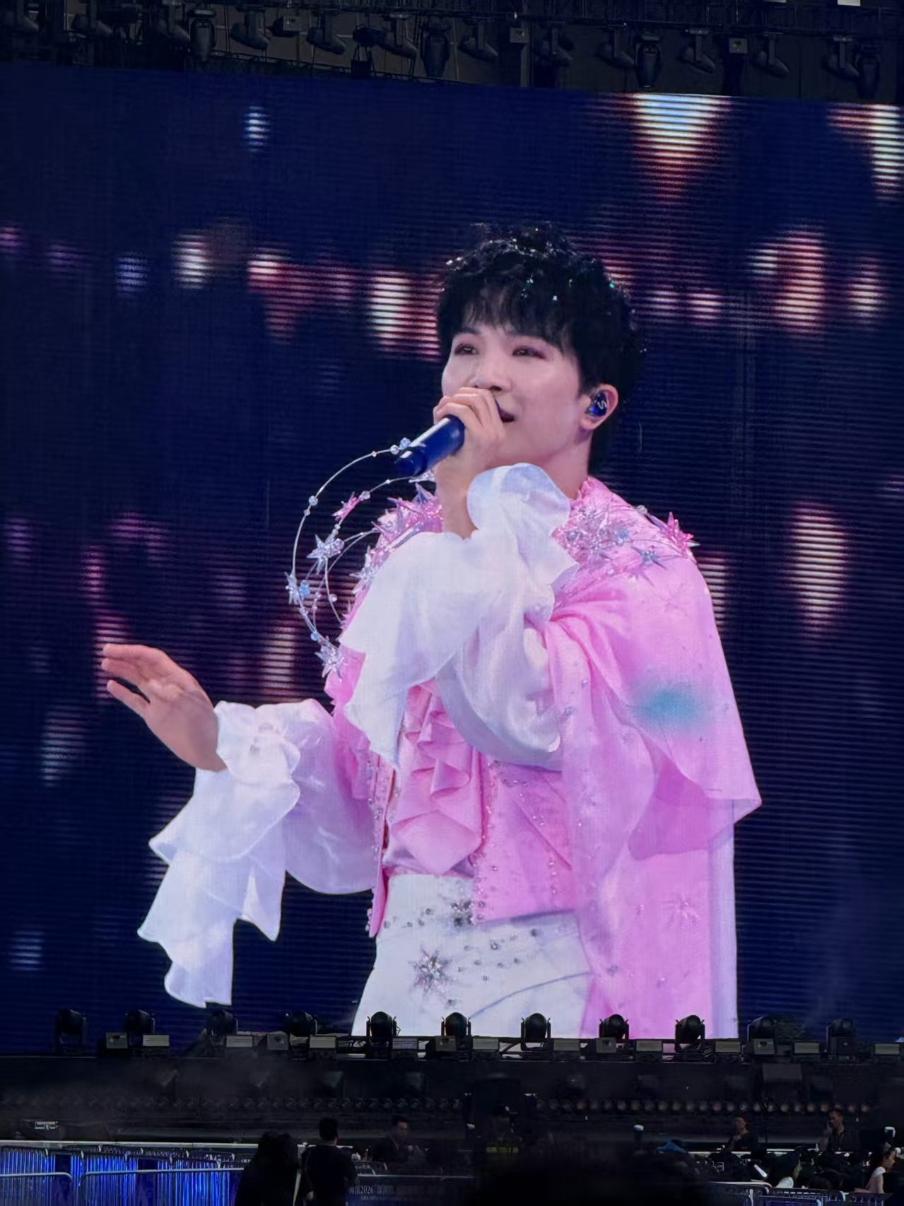 周深周深2026深深的巡回演唱会周深郑州演唱会 新衣服 粉粉嫩嫩真好看 