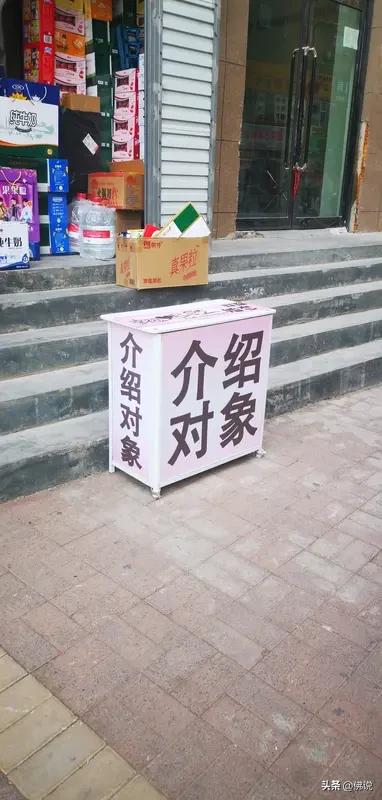 同学家算得上是富裕人家，不过没有儿子，只有两个女儿。大家都劝他招个女婿进门，延续