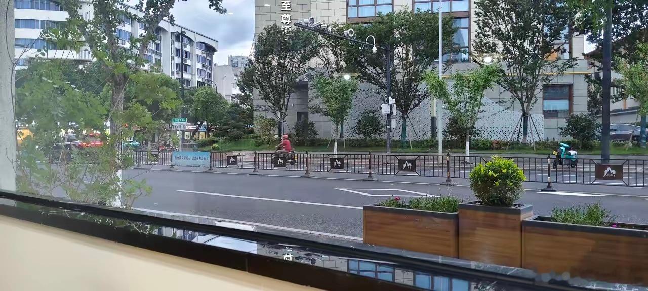 将简单重复到极致时间总是朝着“过去——现在——未来的路径，在匀速运动；股市总是沿
