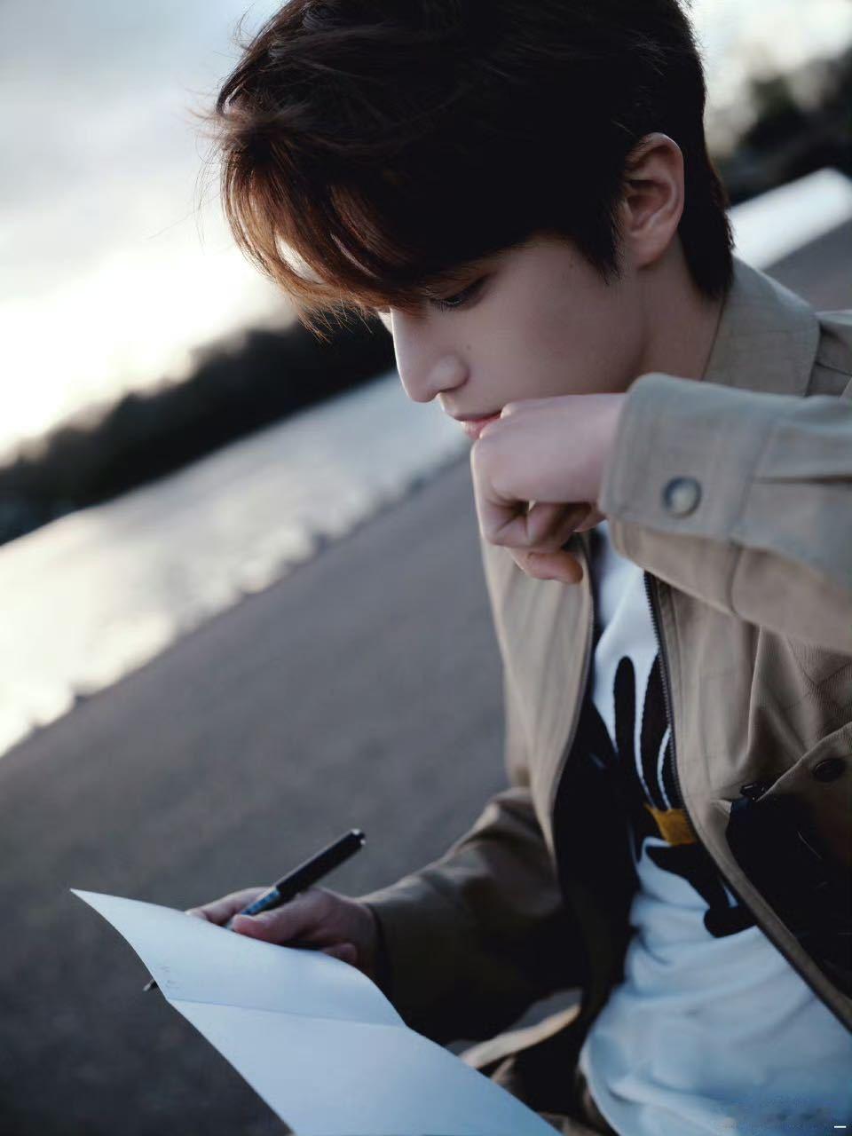 张康乐男神是一种感觉 还有谁没看张康乐的vlog，安静又美好。随便往街上一站就是