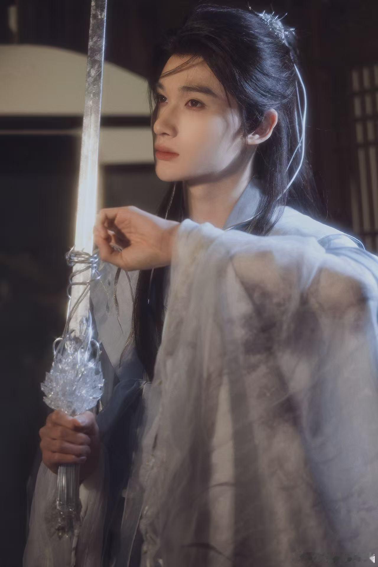 懂事的导演已经给余宇涵递本子了 余宇涵用一段简单视频展现出十足的古风魅力，表现自