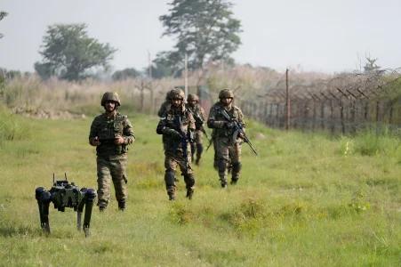 印度边界安全部队与机器狗