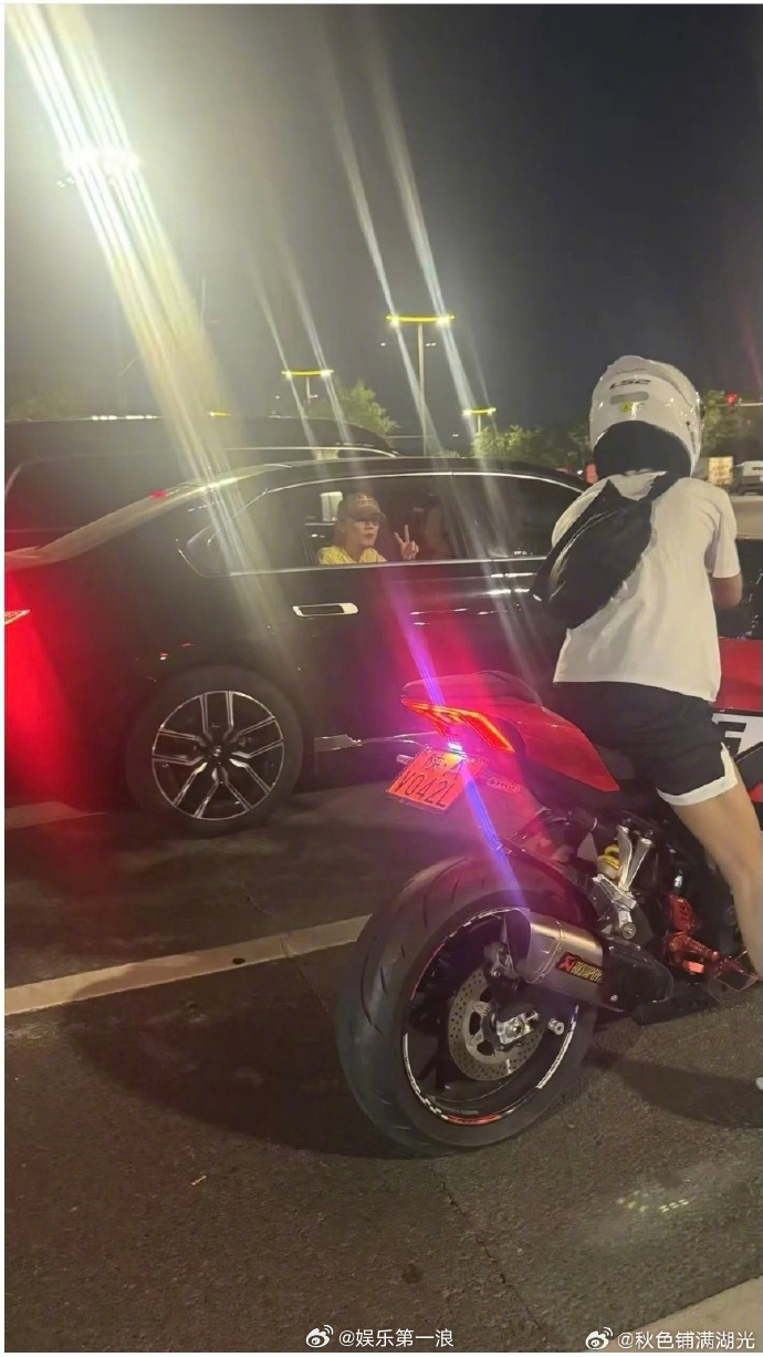 等红灯偶遇鹿晗比耶  网友等红灯时偶遇鹿晗，鹿晗摇下车窗比耶！（cr：见水印） 