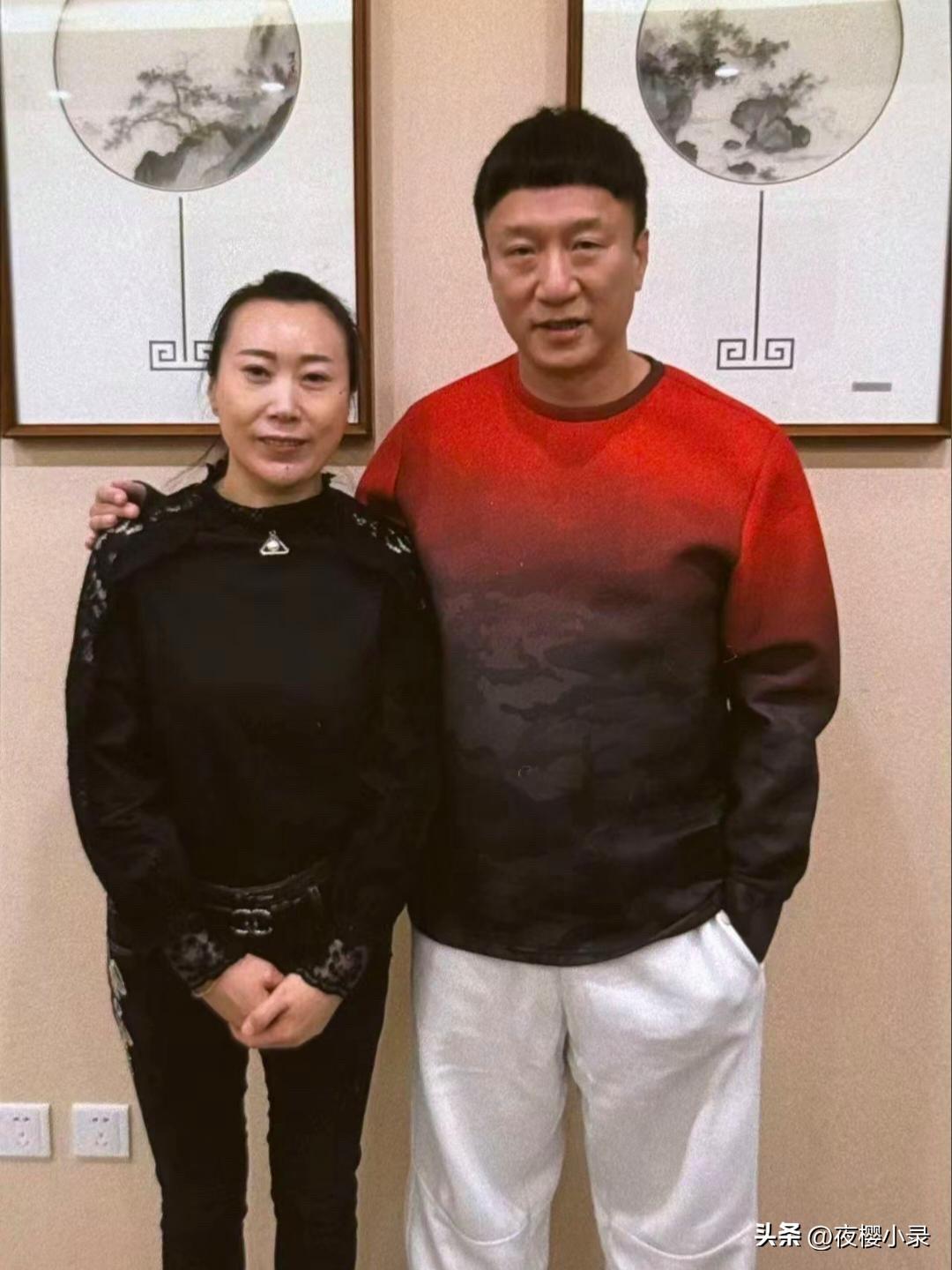 56岁孙红雷在美国被偶遇，他现实中真人看起来颜值一般，皮肤黝黑，鼻子有点大，但很