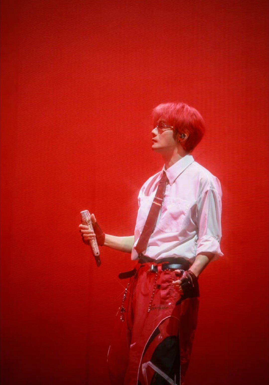 李荣浩真转我五百了李荣浩真的把宠粉玩明白了！太原演唱会上，粉丝举灯牌开玩笑让他二