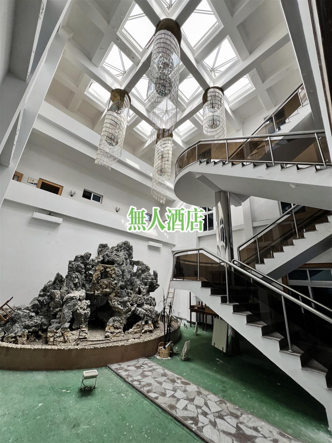 游走在无人酒店看到的都是怀旧风情。 踏入这座废弃酒店，岁月的厚重感扑面...