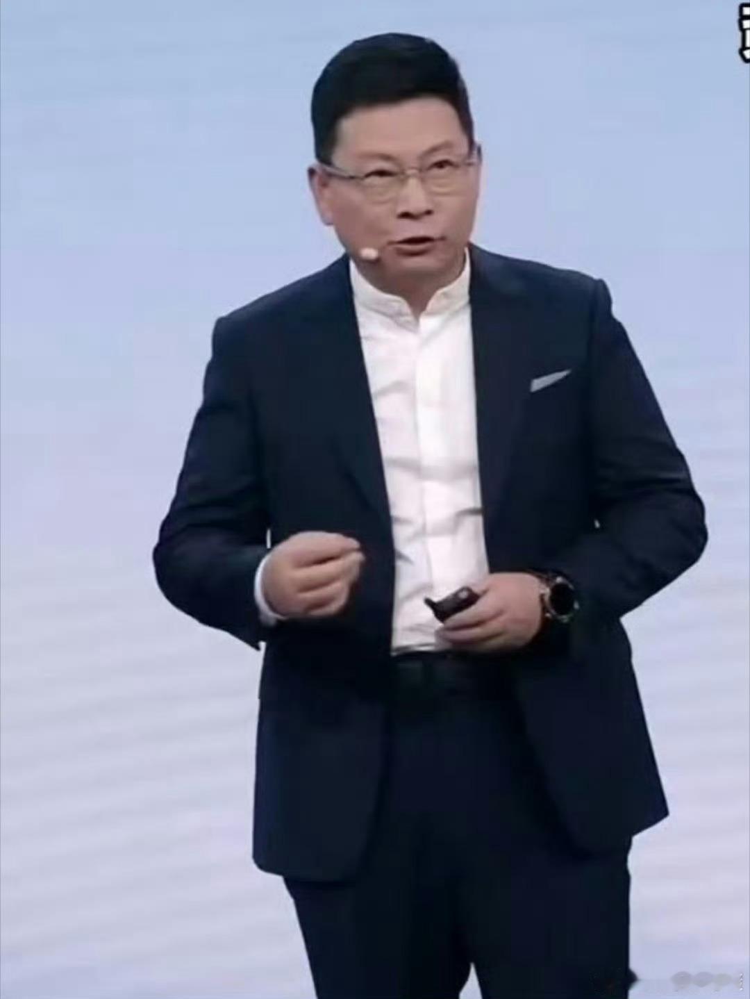 余承东称全力奔赴下一个百万台交付半年24万台交付印证市场认可，鸿蒙智行累计交付超