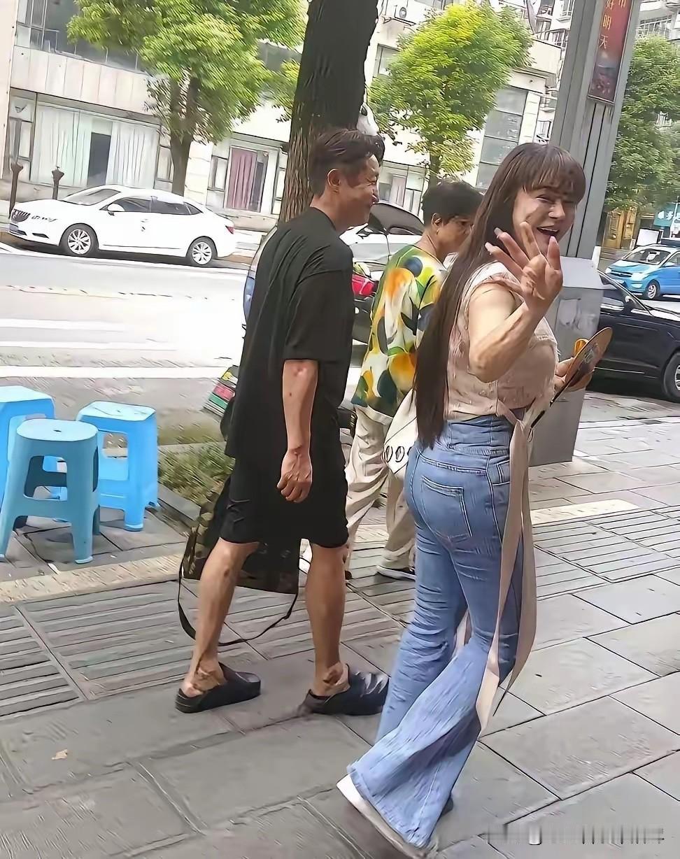 有时候真是理解不了有钱人的想法，邹市明和冉莹颖夫妇还都这么年轻，就至少拥有了两个