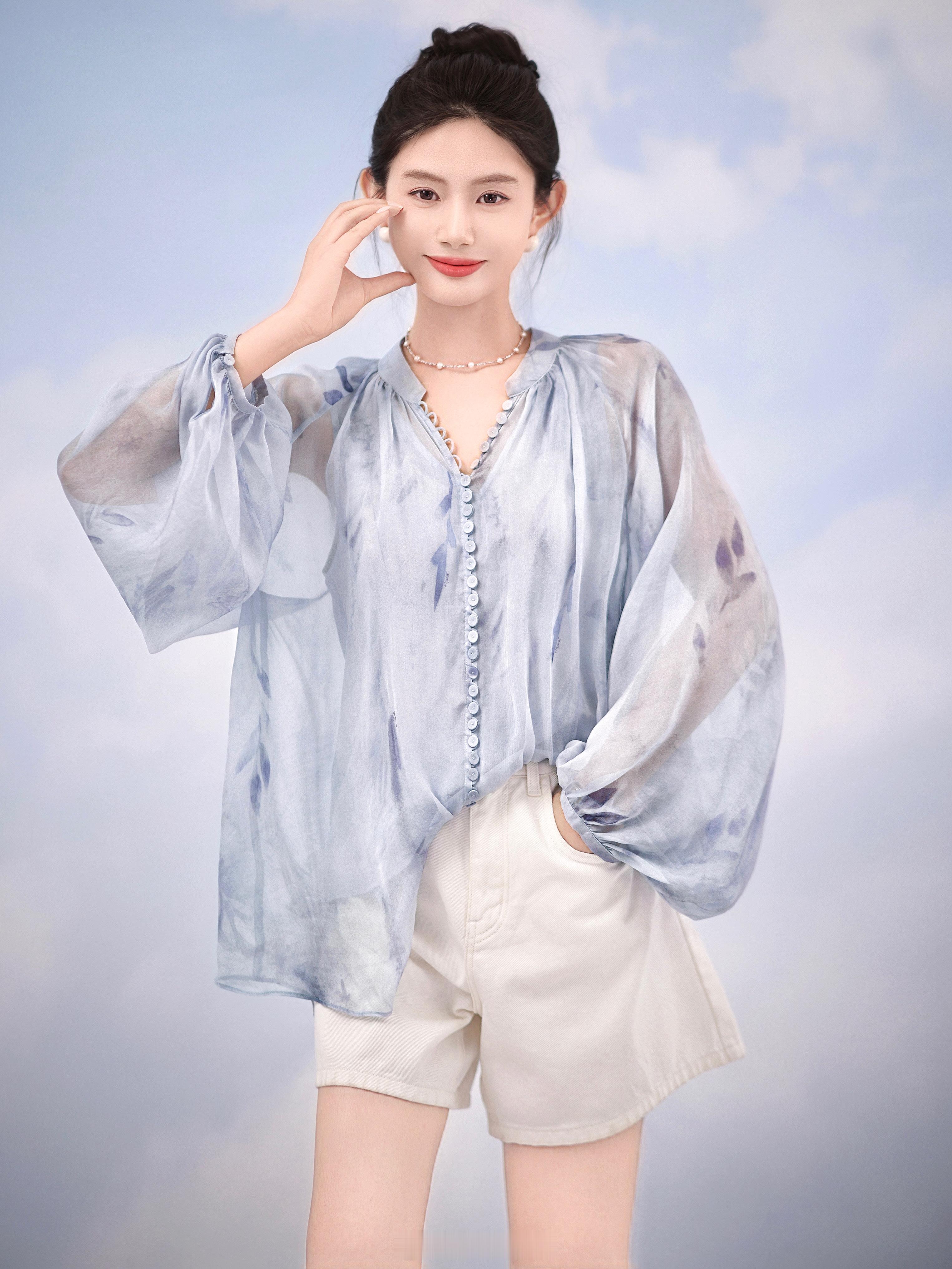 小衫搭短裤 居然这么优雅干练的嘛！[憧憬]看来我的钱包又要遭殃了[喵喵] ​​​