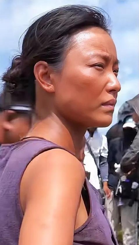 怎么说呢倪妮敬业的令人心疼。不是因为她越来越瘦，而是因为为了角色，为了时尚，一次