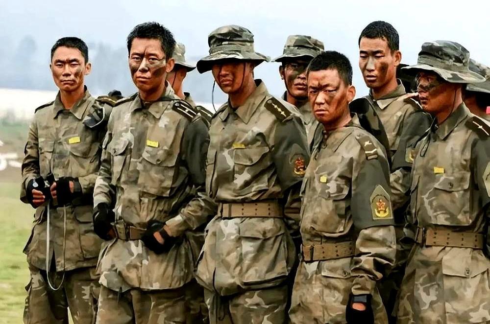 张译写3000字求演许三多，康洪雷看都不看。
 
康洪雷把那封《我的请战书》往桌