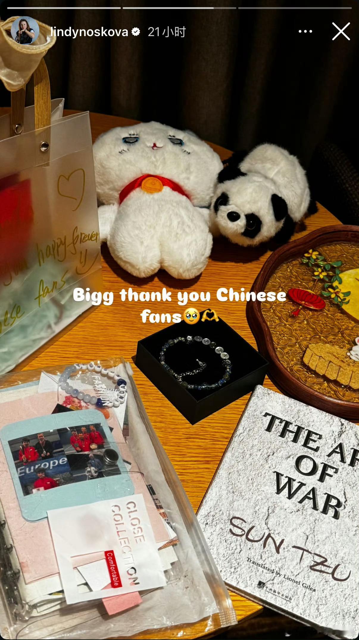 找亮点[偷笑]诺斯科娃晒出中国粉丝送的礼物，《孙子兵法》是你们谁送的？[doge