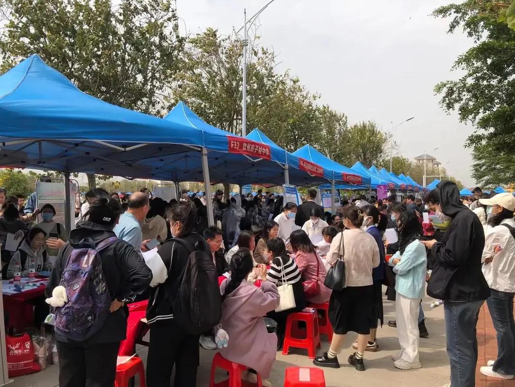 高考成绩出炉，几家欢喜几家愁。
 
有人为高分狂喜，有人为低分焦虑，绝大多数家长