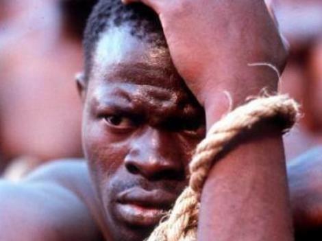 在美国黑奴时期，南方农场主喜欢用女黑奴来招待客人，而且这是一项传统！想象一下，那