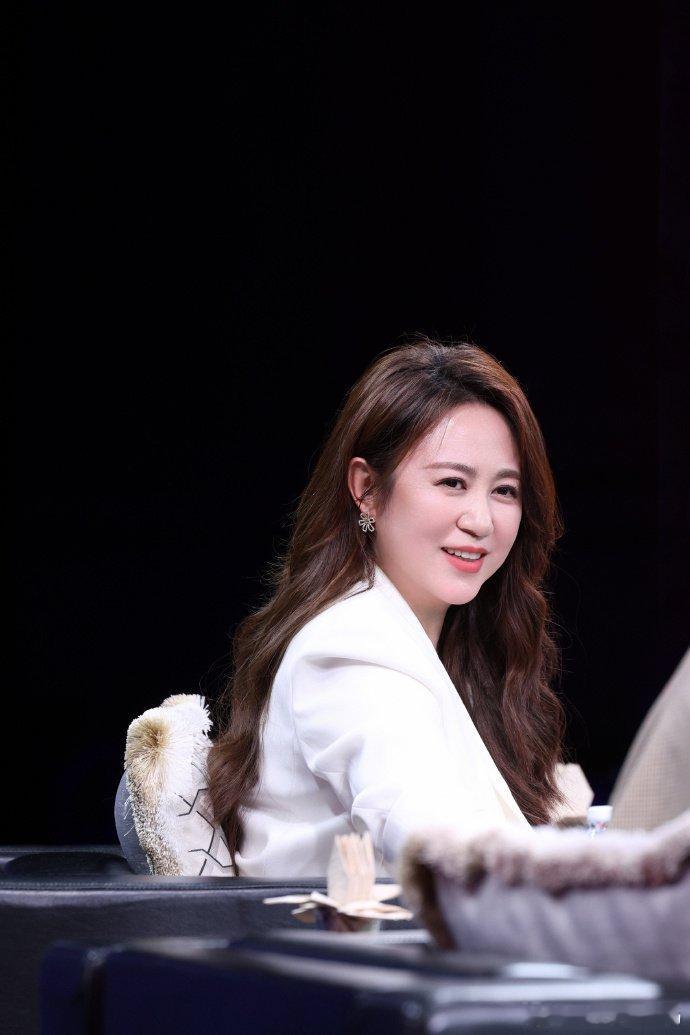 马丽成功女人的背后是她自己成功女人的背后从来只有自己，马丽凭实力站稳脚跟，担任电