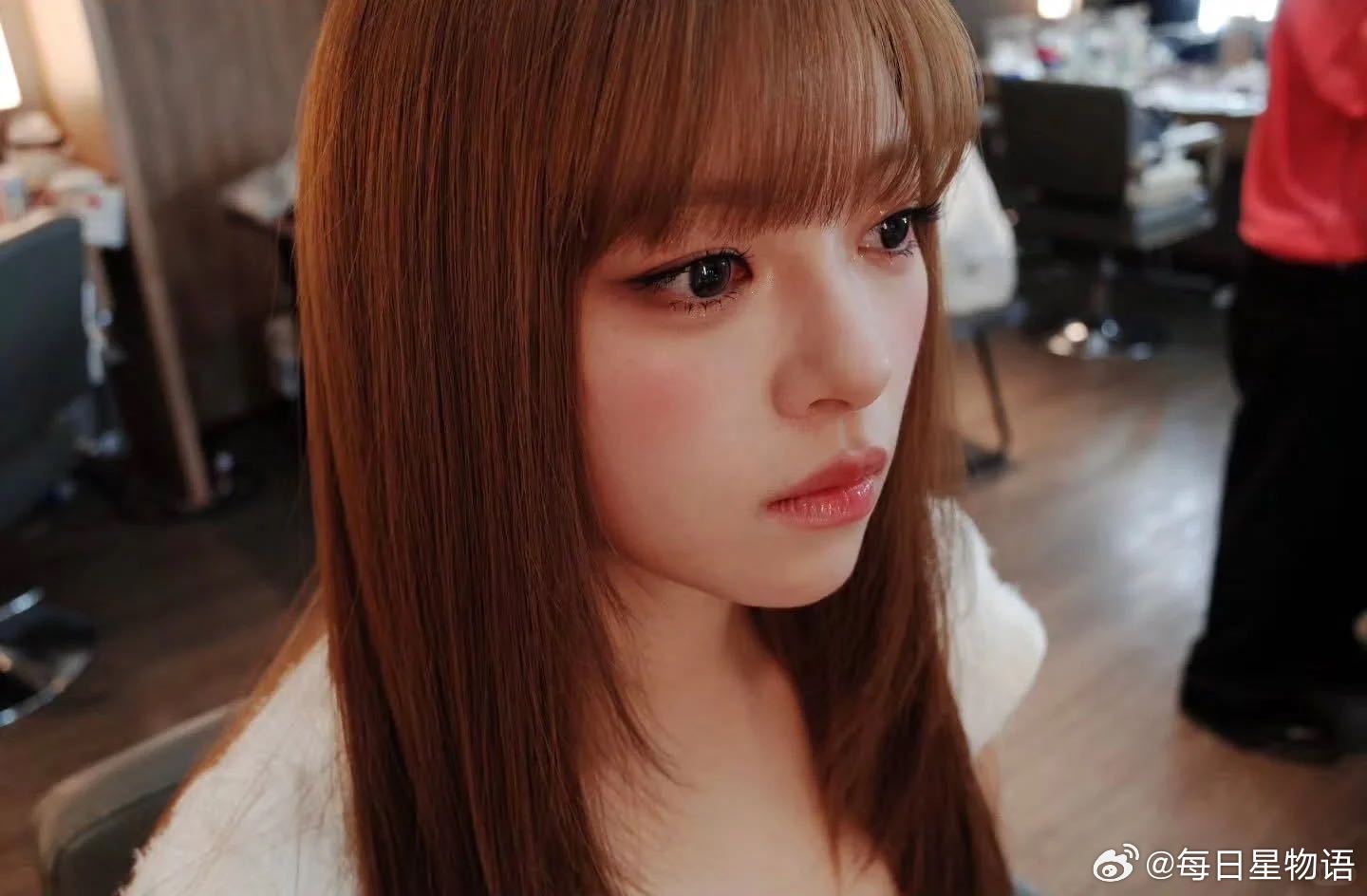 大屏镜头下的俞定延太惊艳！明显瘦了好多，五官精致得像洋娃娃，舞台上状态超棒，这波