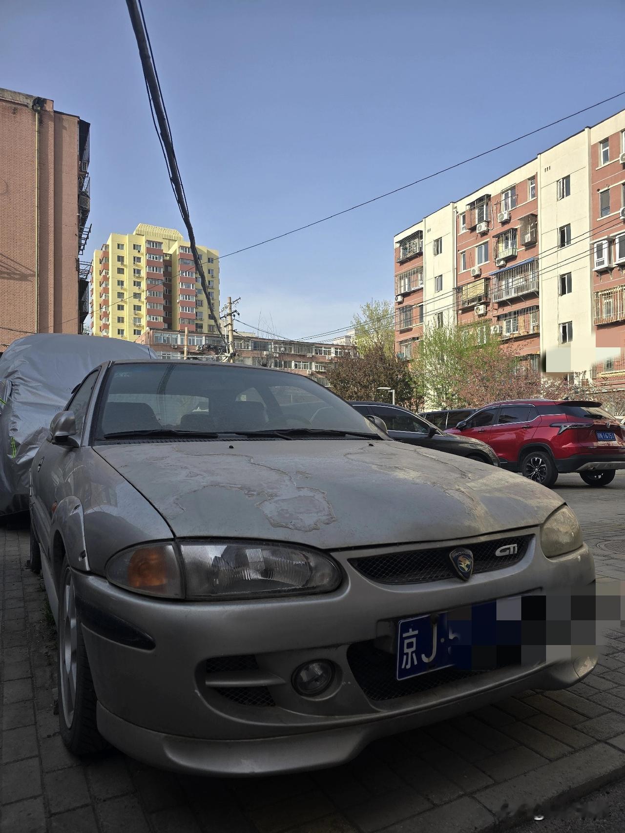 北京胡同偶遇一辆不那么常见的GTi

最近，我在北京市中心的胡同深处发现了一辆在