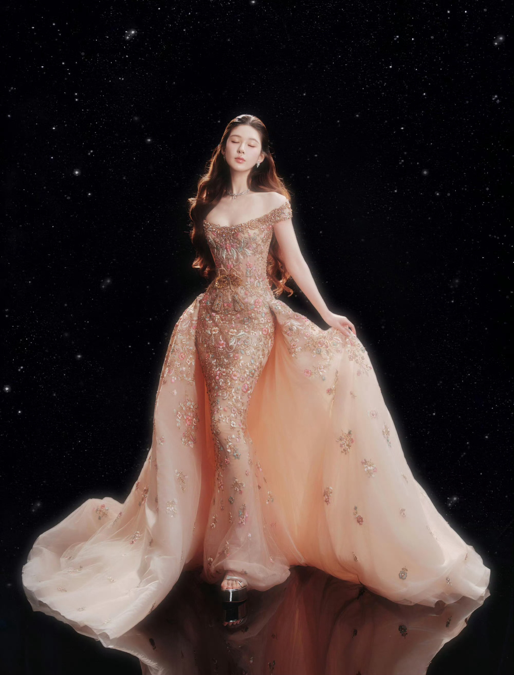赵露思 今晚 时尚芭莎来自中国年度盛典 红毯造型图，身着Zuhair Murad