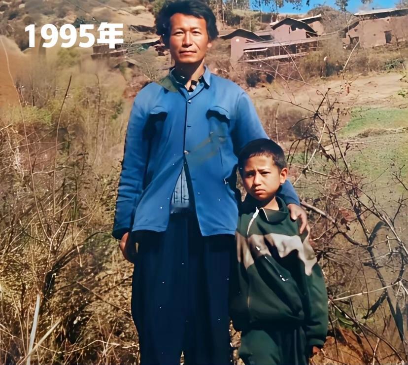 同样的两个人，时隔四十年。时光飞逝，一转眼爸爸就老了……