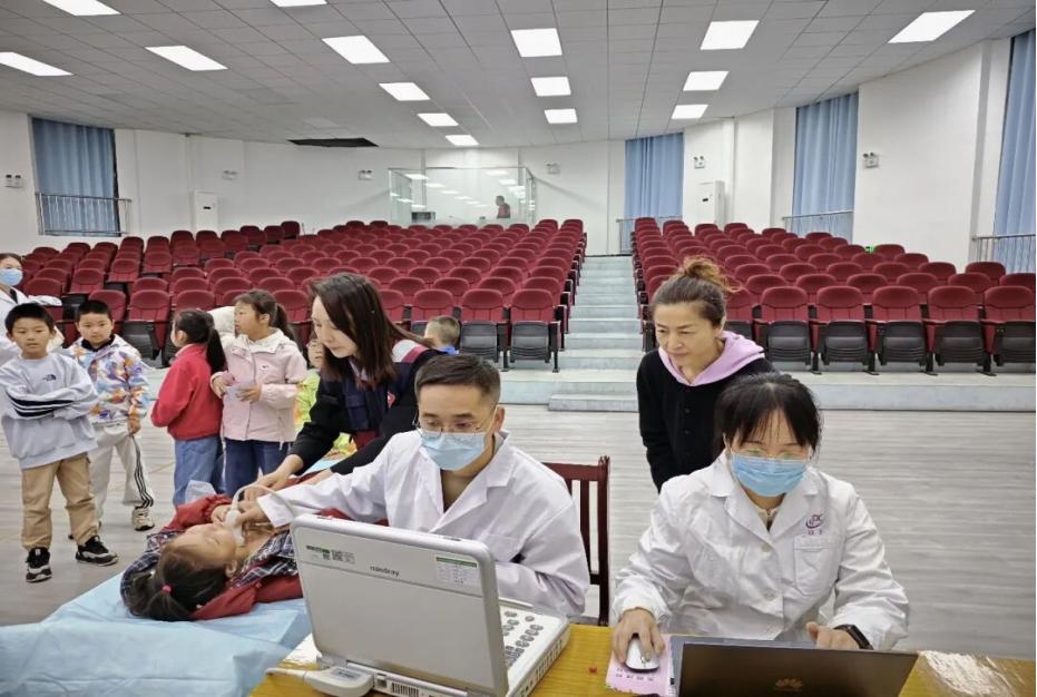 省市专家下沉旺苍县指导碘缺乏病监测工作 筑牢群众碘营养健康防线
   
为持续巩