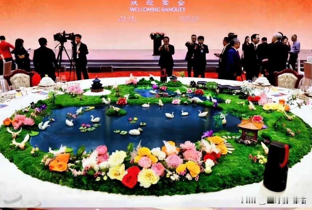 这饭桌美如画，像不像一个缩小版的世外桃源！