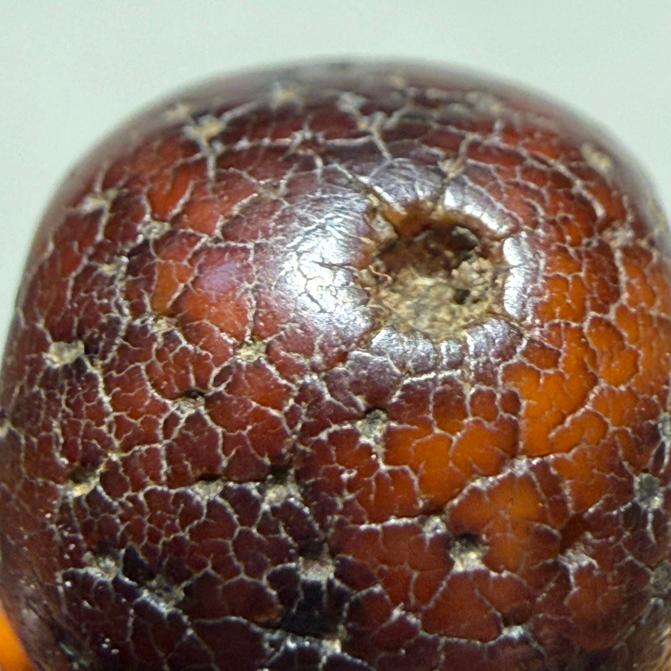 高古玉 东周的玉琮是这样的，黑沁如漆，油光锃亮，纹饰清晰，干净老辣，让现代人简直