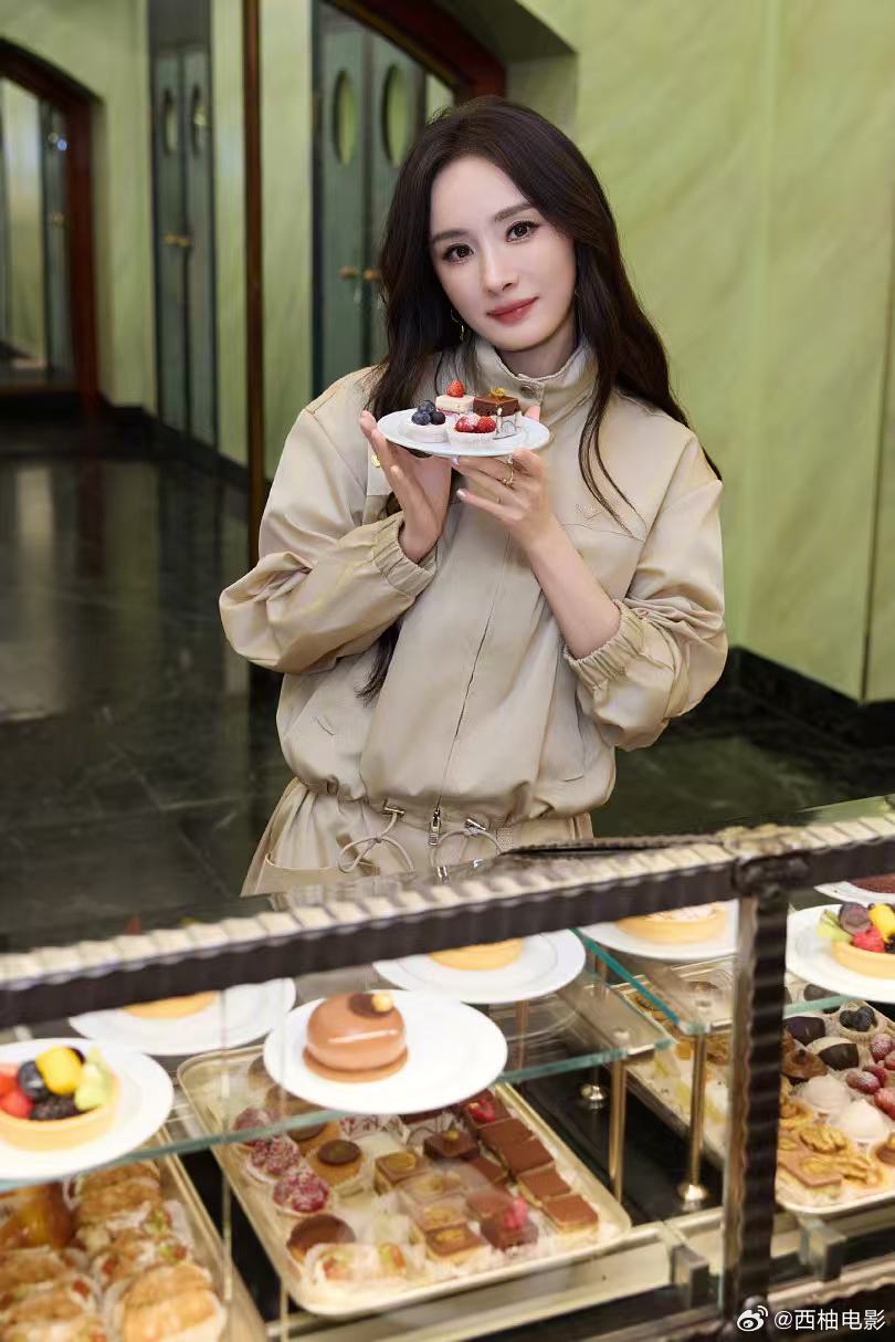 杨幂米兰探店plog杨幂探店大片 3月3日，晒米兰探店大片plog，并配文：“放