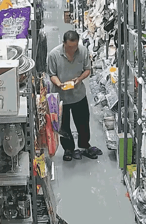 都说女人爱占小便宜，男的要占起便宜来，一点都不输女人。
男子上超市，穿着一双拖鞋