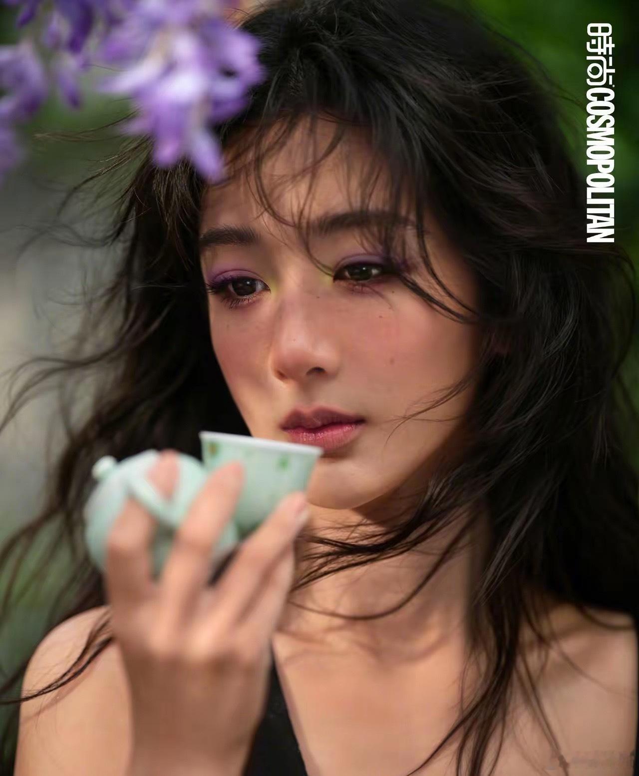 杨紫是唯一一位年轻演员拥有央视怀旧剧场，证明她的作品高产且质量高。杨紫是唯一一位