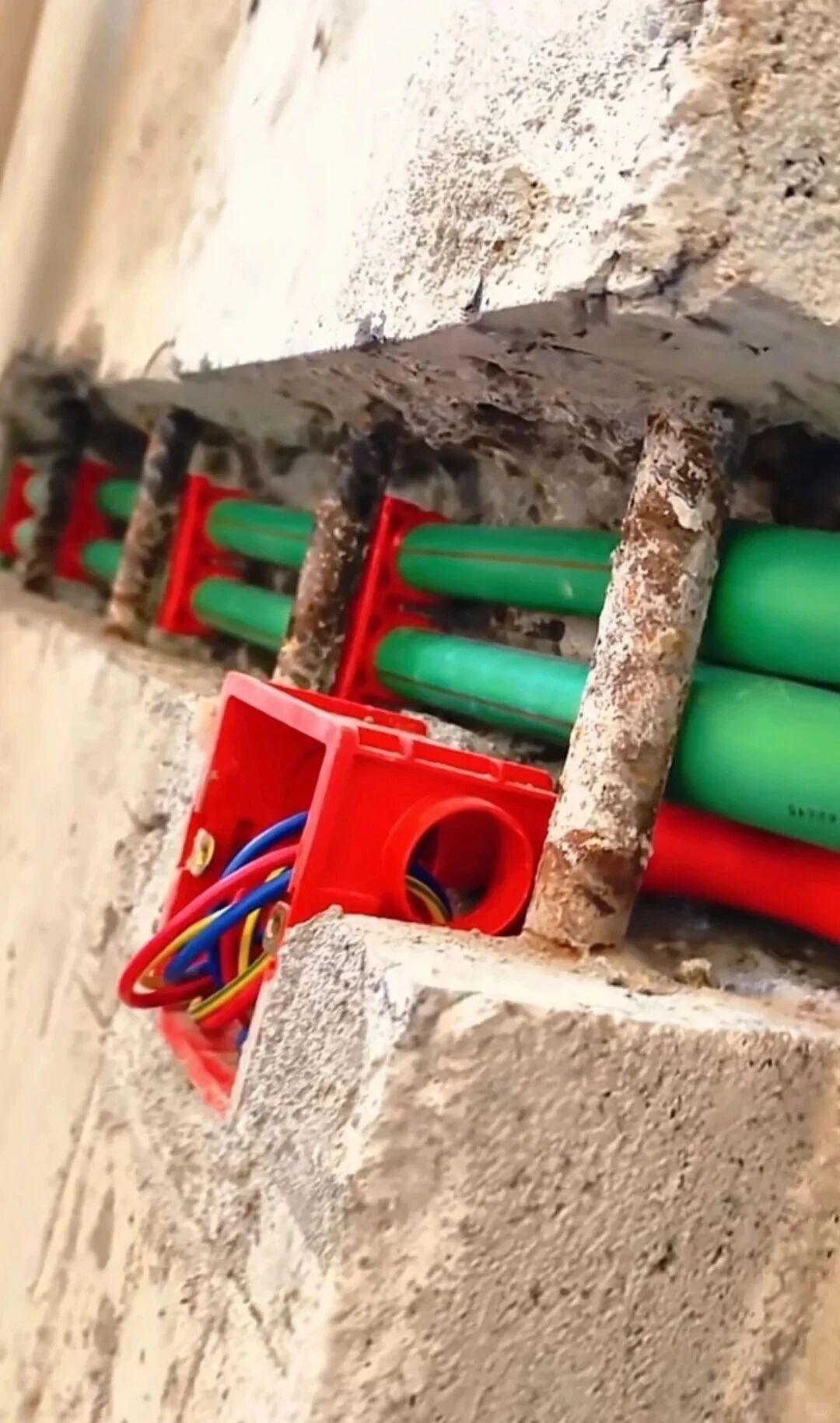 绝不切割钢筋，自以为很牛，其实伤害更大
今天偶尔看到的，
一个装修博主洋洋自得