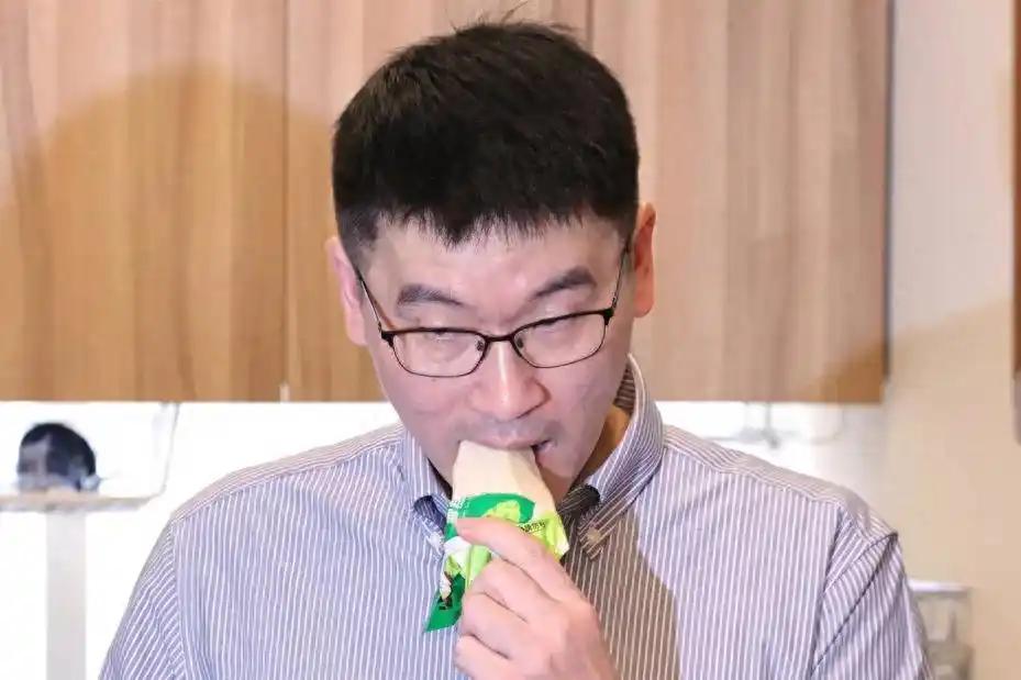 陆委会高官羞辱自家水果，台湾农民该看清谁才是真正的敌人了
 
台湾陆委会副主任梁