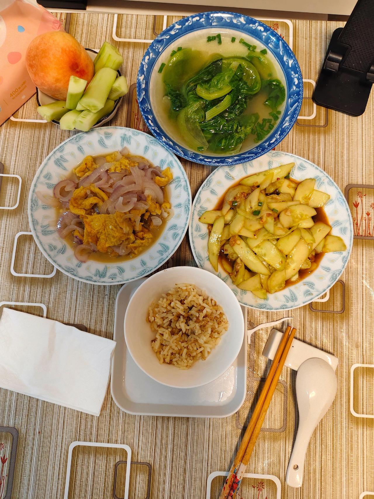 今天真热，最好温度34度，吹风扇开空调，再热也要进厨房做饭
我的一日三餐，只要身