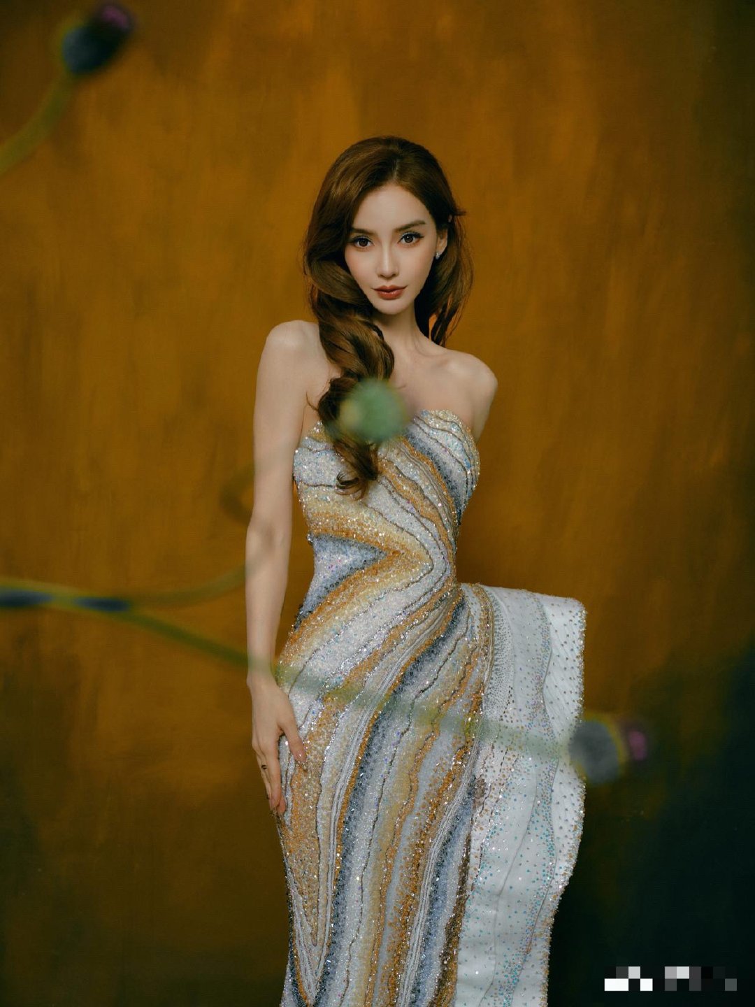 杨颖过气了，妆容也变差了。这张照片把她拍得好凌厉好老，像李嘉欣，像李小璐，都不像