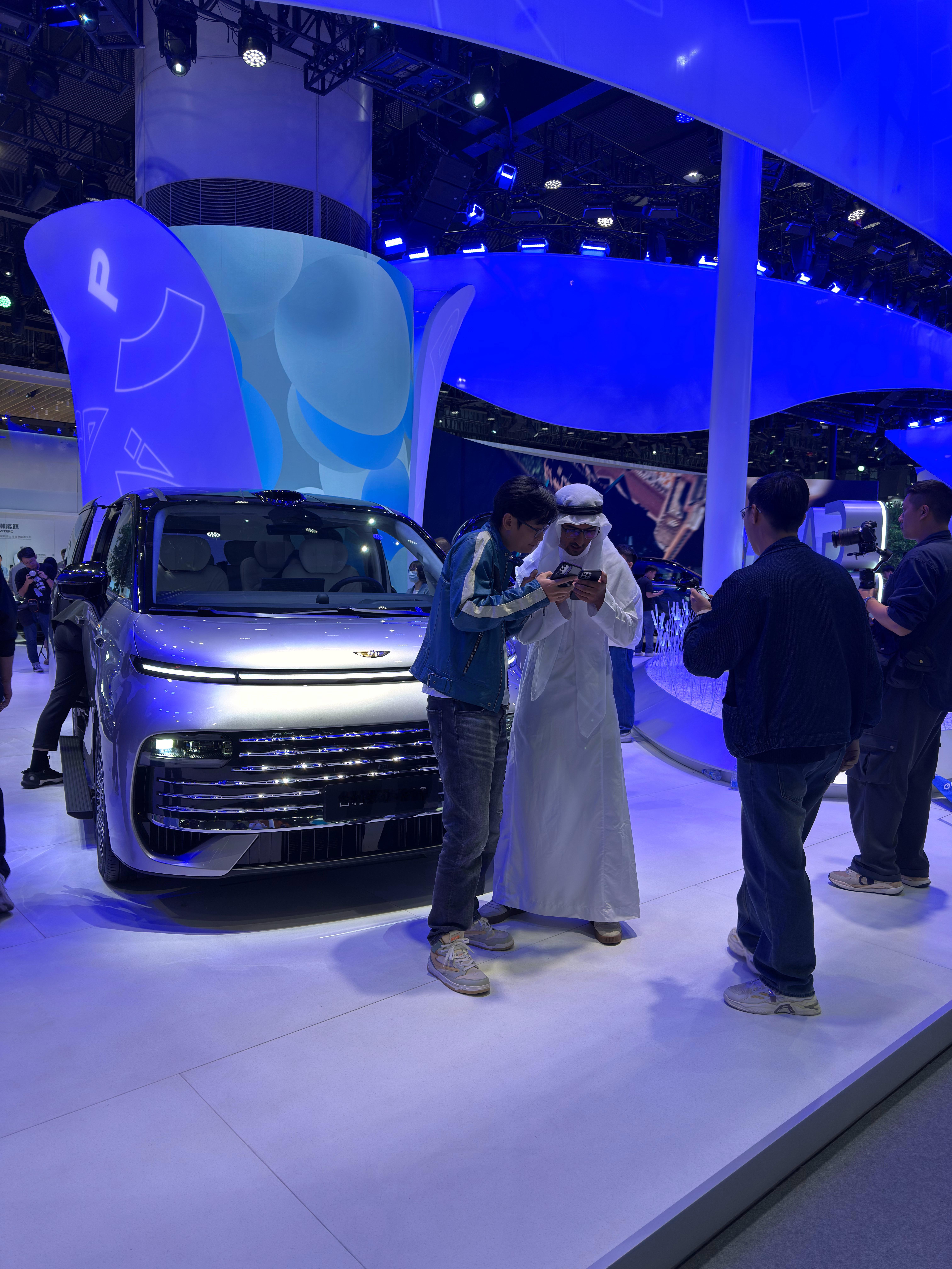 这是阿拉伯大哥现场下单吗 