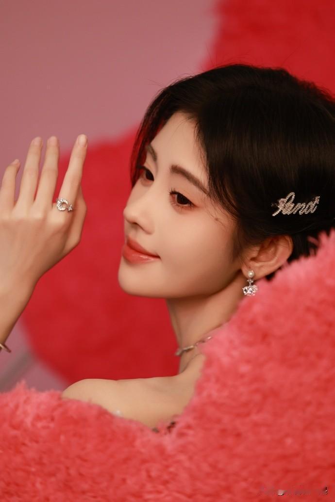 鞠婧祎新造型曝光 甜美可爱气质动人
5月8日，备受瞩目的女星鞠婧祎的一组拍摄花絮