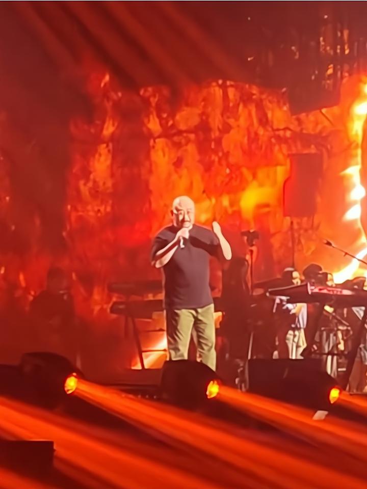 刀郎澳门演唱会现场气氛热烈，梁安琪的现身更是让这场音乐盛宴更加精彩。她选择与普通