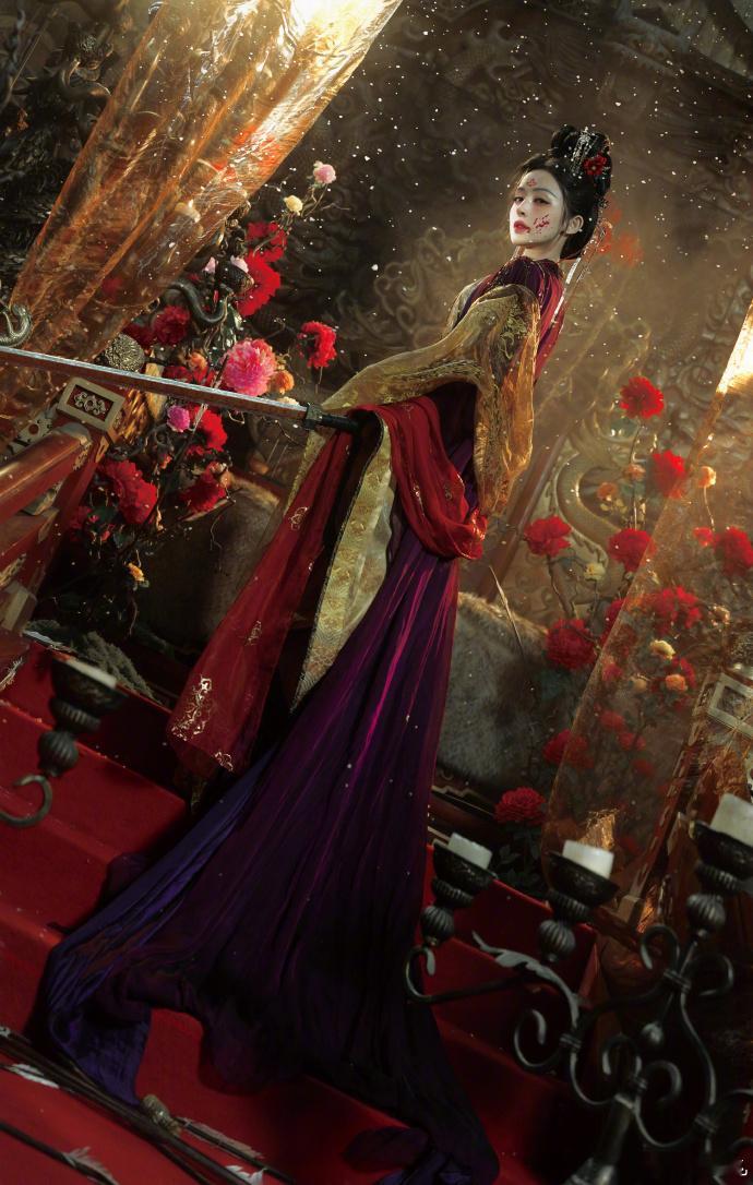 夏弃疾说娜扎美的很不简单娜扎身上的绝代故事感真的很绝，不是单一的好看，是自带画面