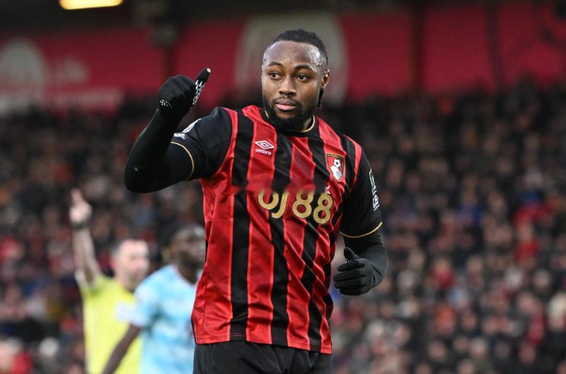 伯恩茅斯前锋塞梅尼奥引发转会争夺战，利物浦、曼联等多家英超豪门都在关注他，而曼城