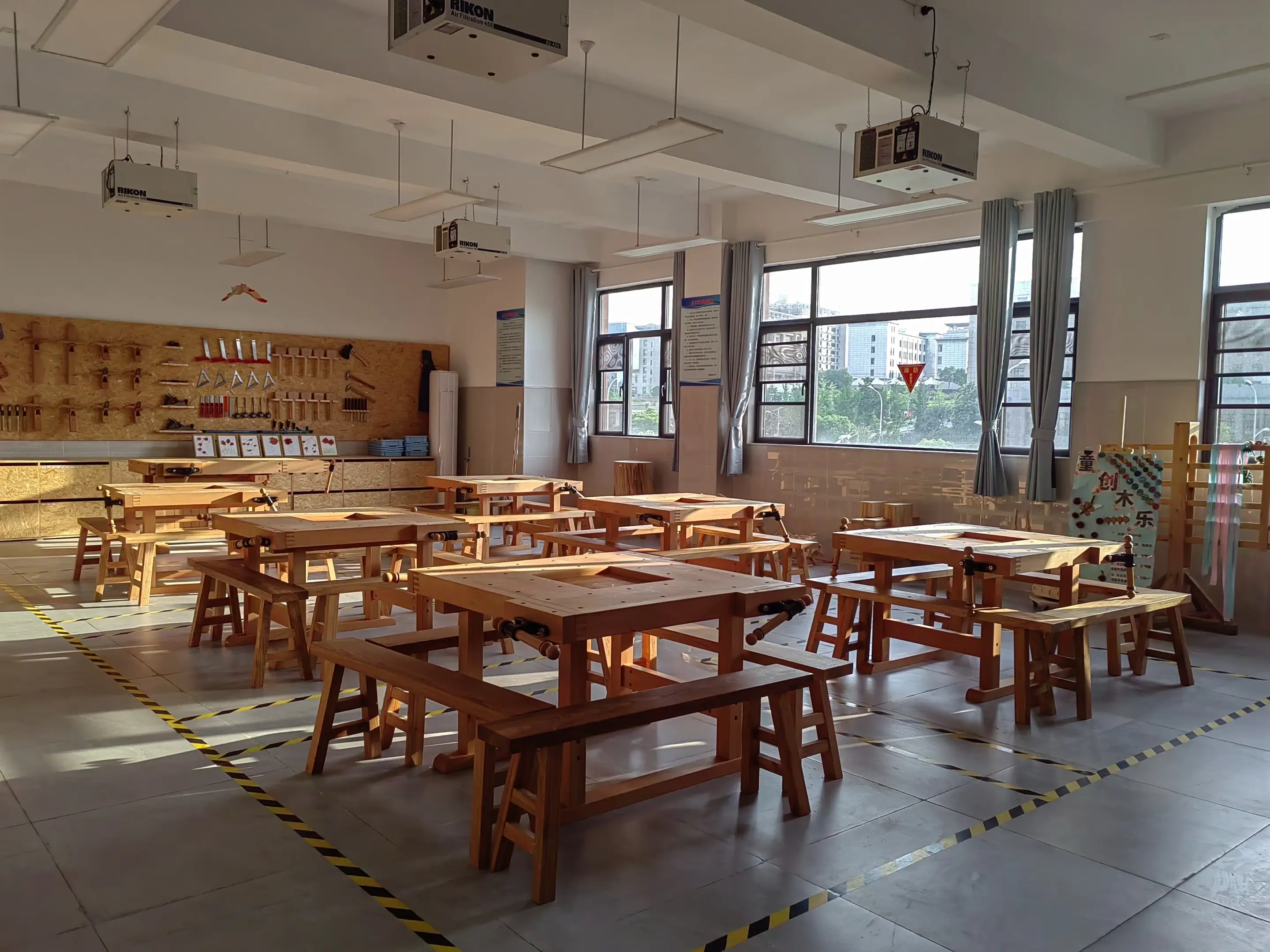 又又又完工交付一间小学木工坊——木工教室。