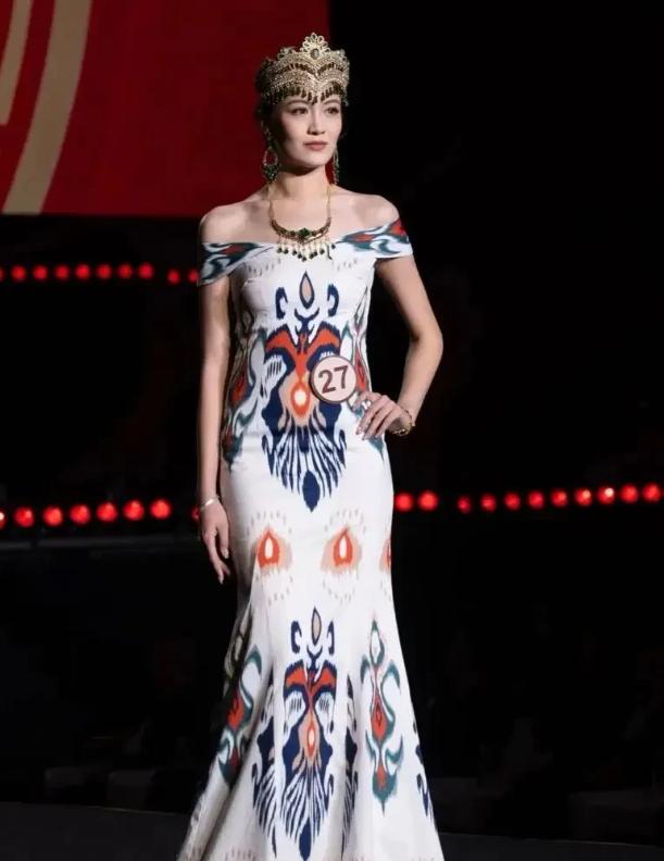 新疆喀什姑娘艾柯莱拿下中国小姐全国总冠军刷屏，一点都不意外。她这场出圈，根本不是