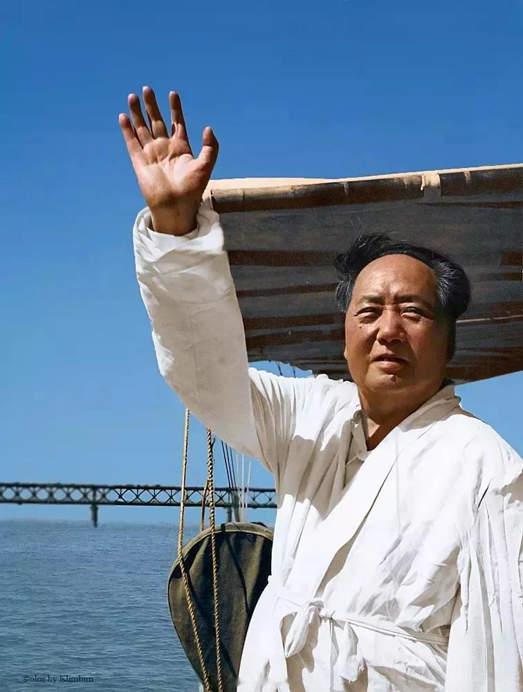 1966年7月16日，73岁的毛主席在湖北武汉畅游长江时拍下的一张珍贵的照片，此