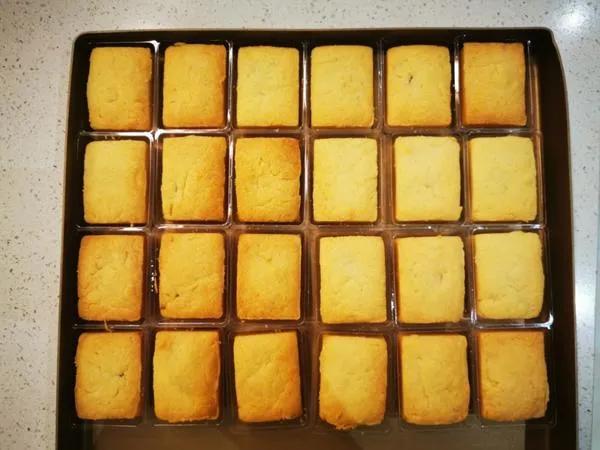 徐福记的凤梨酥，想必很多人都颇为喜爱，这是台湾特有的糕点。我们完全能够在家自行制