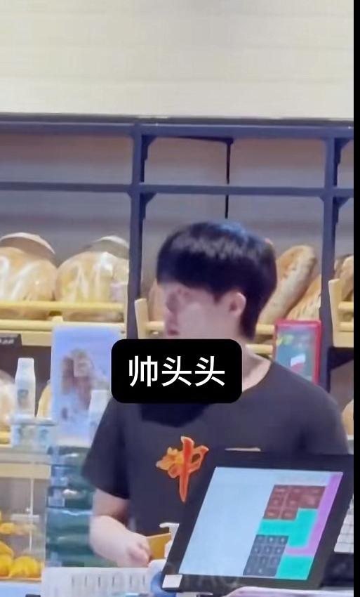 他知道大家都蛐蛐了的黄色钱包，他还是这样明晃晃的晒出来了[捂脸]