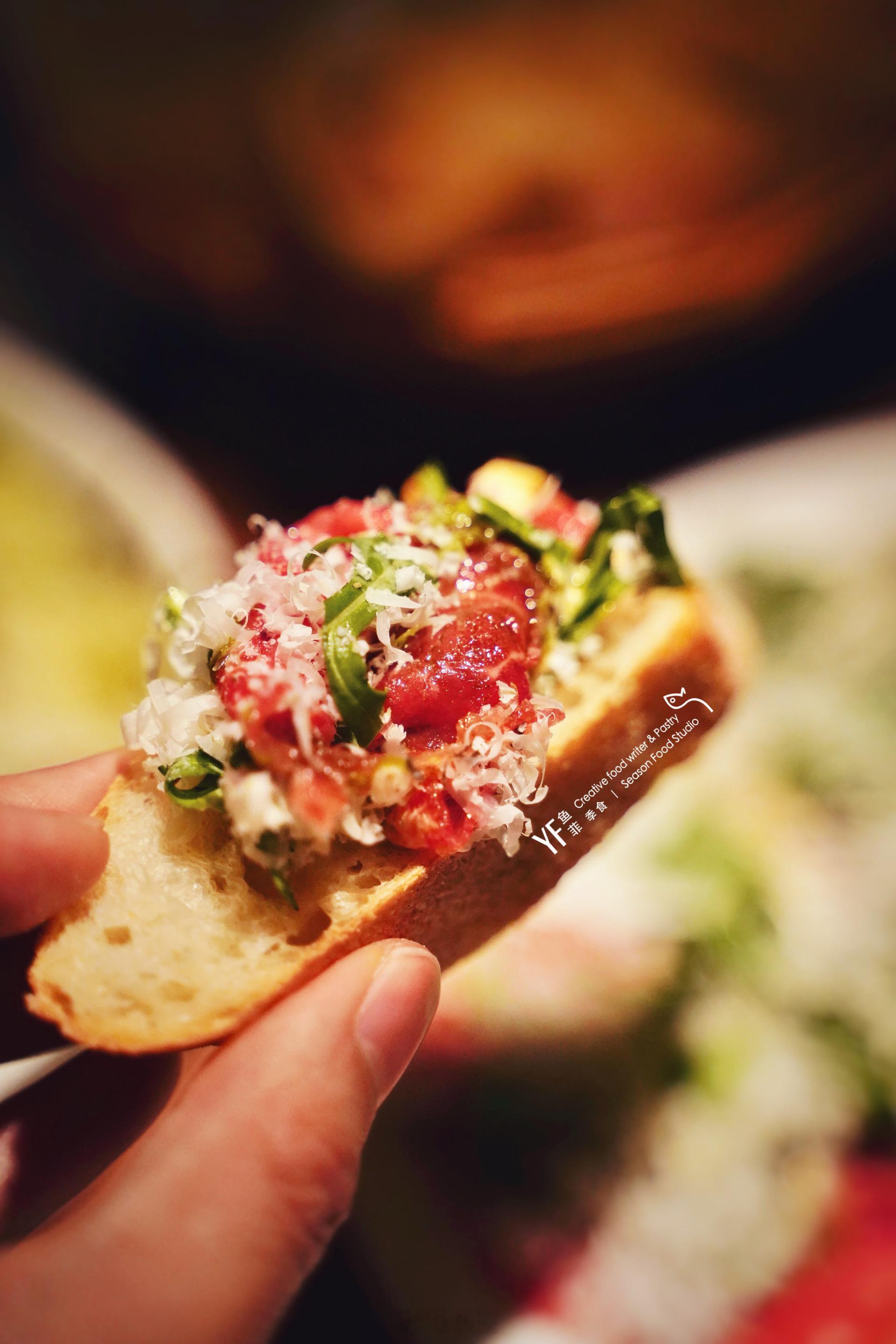 一家忍不住会不停点酒喝的法式小酒馆，差不多时隔一年，正好朋友回国约在这里相聚。环