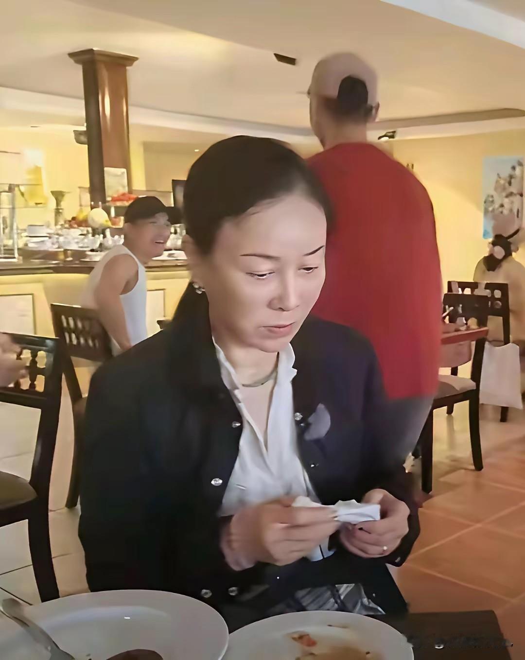 路人线下偶遇那英，没有一点明星架子。