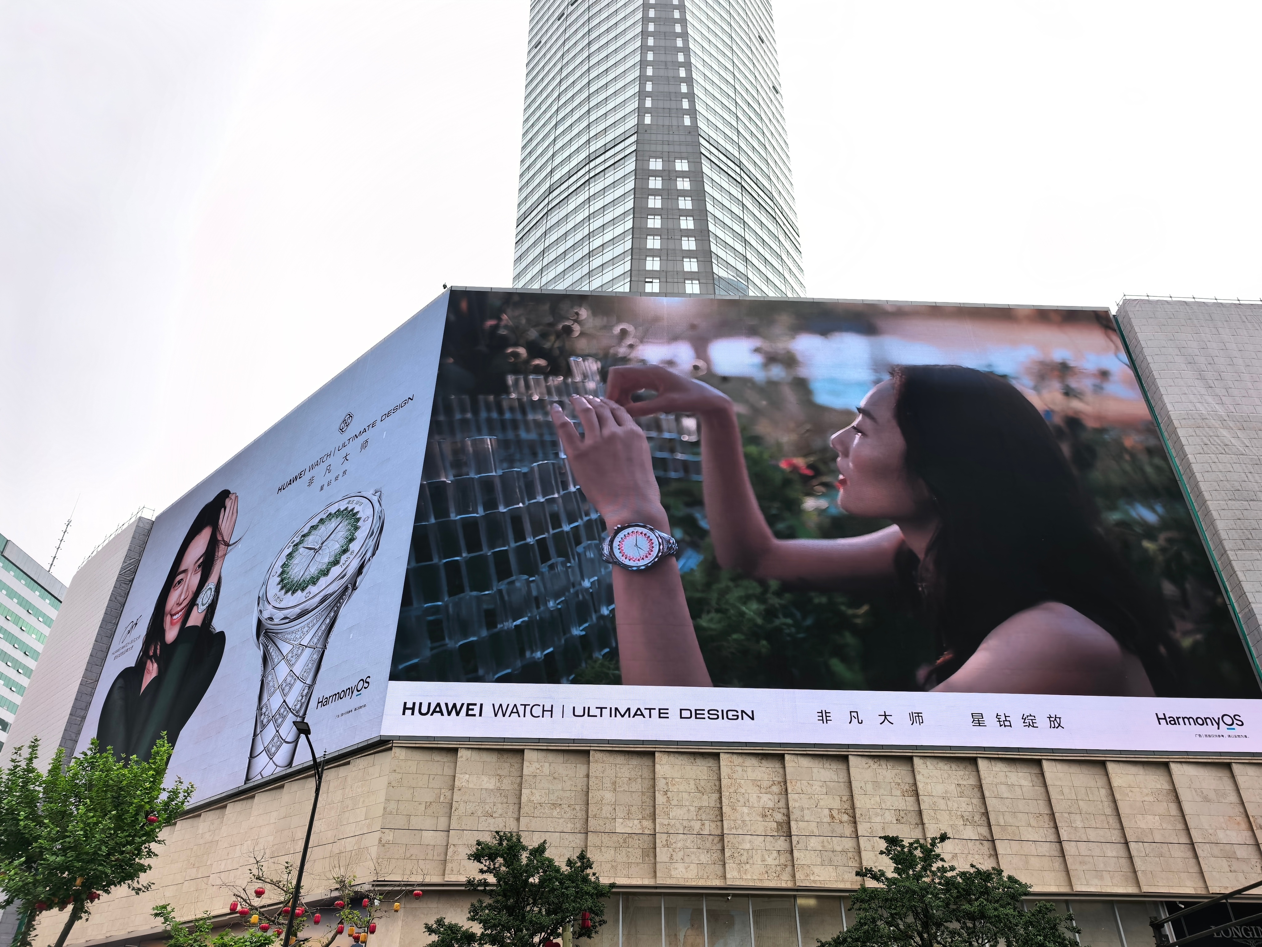 星钻绽放品牌大使刘雯亮相上海、重庆、南京地标大屏!！华为WATCH 非凡大师华为