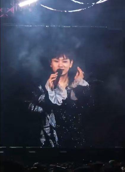 汪苏泷倒骑驴翻新了 谁被这波甜到！汪苏泷台州演唱会倒骑驴翻新，三面手绘素龙+甜言