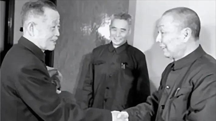沈醉被特赦后成为了文史专员，一次他带着小女儿沈美娟去拜访杜聿明，谁料女儿刚见到杜