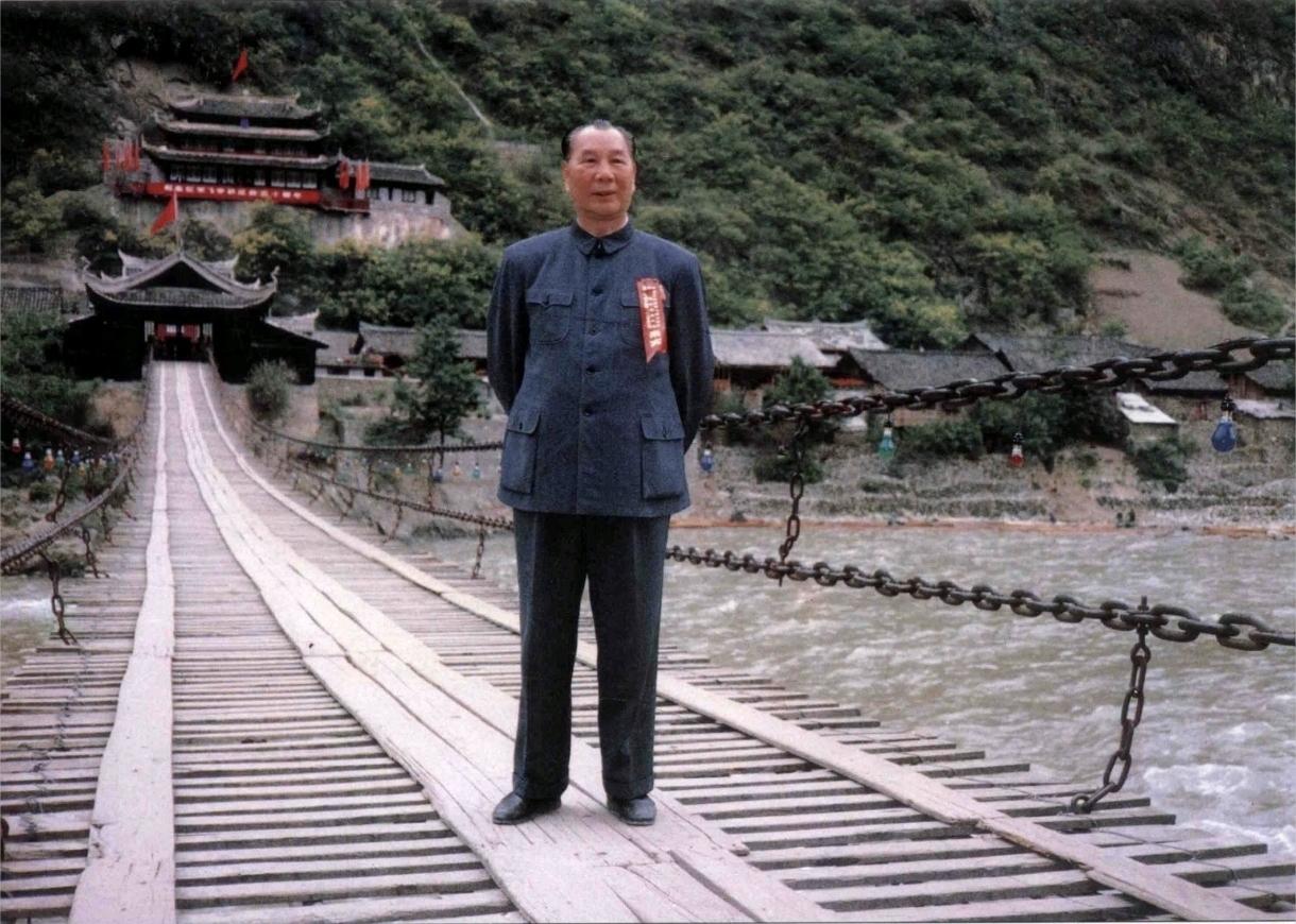 1985年5月，为纪念飞夺泸定桥50周年，杨成武将军重回泸定桥，为飞夺泸定桥纪念